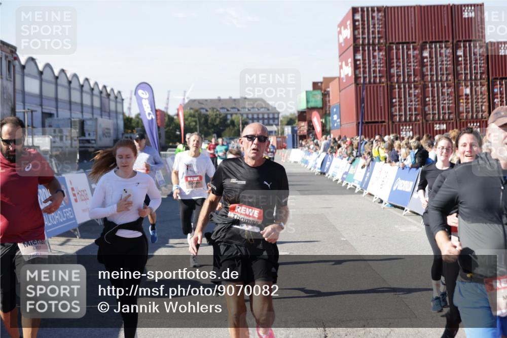 03.10.2025 - Köhlbrandbrückenlauf Jannik Wohlers http://msf.ph/oto/9070082 03.10.2025 13:14:17 Ziel 4313, 4437, 4569, 4641, 4728, 4776, 4785, 4809, 4888, 5282, 6327, 6418, 6735 meine-sportfotos.de