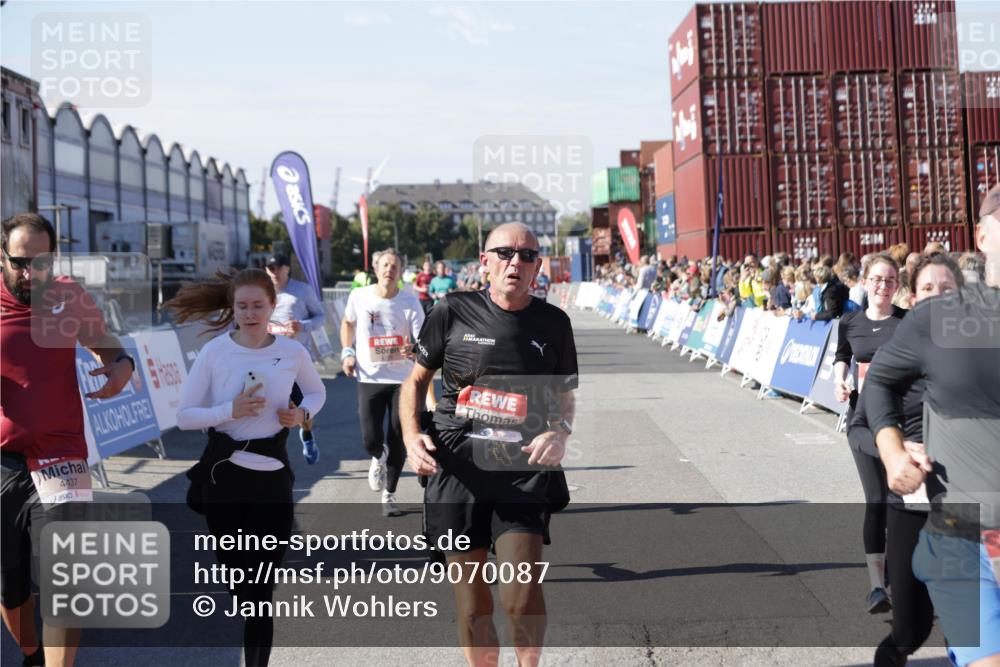 03.10.2025 - Köhlbrandbrückenlauf Jannik Wohlers http://msf.ph/oto/9070087 03.10.2025 13:14:17 Ziel 4313, 4437, 4569, 4641, 4728, 4776, 4785, 4809, 4888, 5282, 6327, 6418, 6735 meine-sportfotos.de