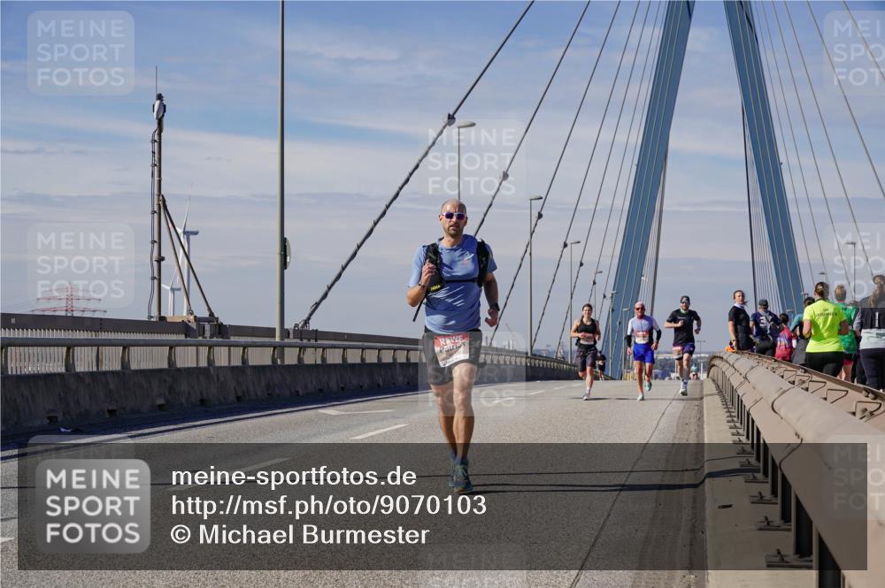 03.10.2025 - Köhlbrandbrückenlauf Michael Burmester http://msf.ph/oto/9070103 03.10.2025 12:33:16 Position 2 4017 meine-sportfotos.de