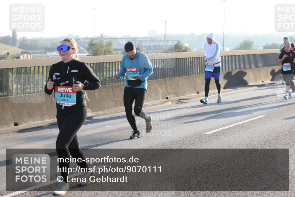 03.10.2025 - Köhlbrandbrückenlauf Lena Gebhardt http://msf.ph/oto/9070111 03.10.2025 09:24:18 Position 1 1971 meine-sportfotos.de