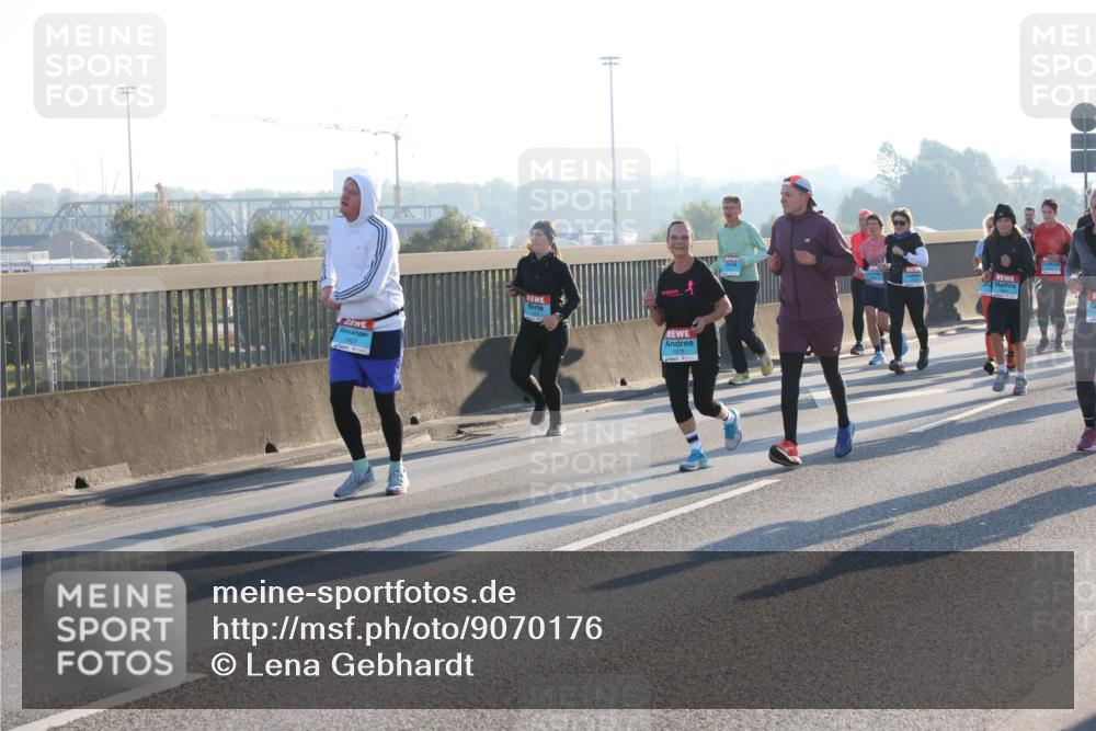 03.10.2025 - Köhlbrandbrückenlauf Lena Gebhardt http://msf.ph/oto/9070176 03.10.2025 09:24:19 Position 1 1927 meine-sportfotos.de