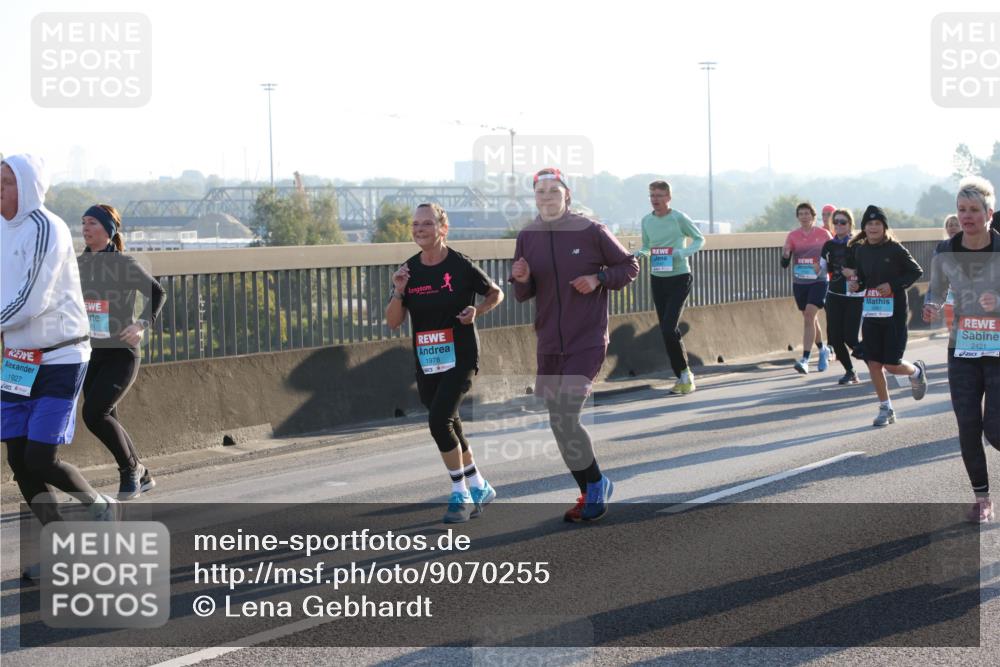 03.10.2025 - Köhlbrandbrückenlauf Lena Gebhardt http://msf.ph/oto/9070255 03.10.2025 09:24:21 Position 1 1927, 1978, 2421 meine-sportfotos.de