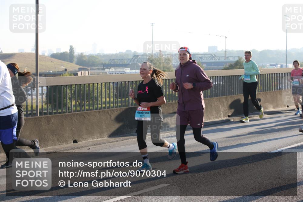03.10.2025 - Köhlbrandbrückenlauf Lena Gebhardt http://msf.ph/oto/9070304 03.10.2025 09:24:21 Position 1 1978 meine-sportfotos.de