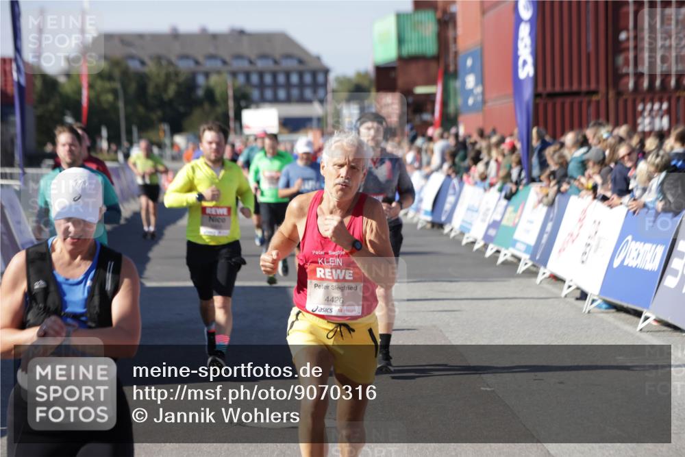 03.10.2025 - Köhlbrandbrückenlauf Jannik Wohlers http://msf.ph/oto/9070316 03.10.2025 13:14:25 Ziel 4400, 4426, 4437, 4569, 4776, 4888, 5132, 5282, 5782, 5805, 5902, 5903, 6012, 6327, 6418, 6512, 6735 meine-sportfotos.de