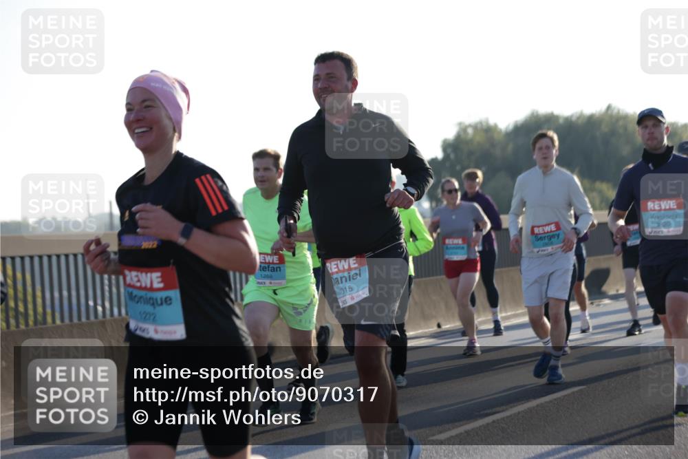 03.10.2025 - Köhlbrandbrückenlauf Jannik Wohlers http://msf.ph/oto/9070317 03.10.2025 09:17:29 Position 3 2022, 1212, 1259, 1015, 2858, 3820 meine-sportfotos.de