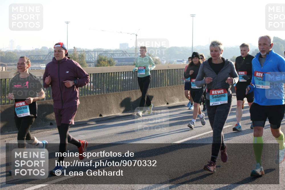 03.10.2025 - Köhlbrandbrückenlauf Lena Gebhardt http://msf.ph/oto/9070332 03.10.2025 09:24:22 Position 1 1, 1978, 2421, 2180, 3676 meine-sportfotos.de
