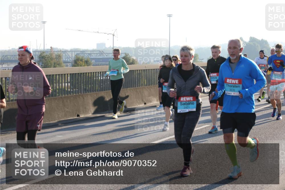 03.10.2025 - Köhlbrandbrückenlauf Lena Gebhardt http://msf.ph/oto/9070352 03.10.2025 09:24:22 Position 1 2421, 2180, 3676, 1709 meine-sportfotos.de