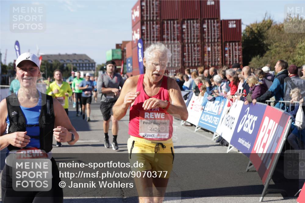 03.10.2025 - Köhlbrandbrückenlauf Jannik Wohlers http://msf.ph/oto/9070377 03.10.2025 13:14:26 Ziel 4400, 4426, 4437, 4569, 4776, 4888, 5132, 5282, 5782, 5805, 5902, 5903, 6012, 6327, 6418, 6512 meine-sportfotos.de