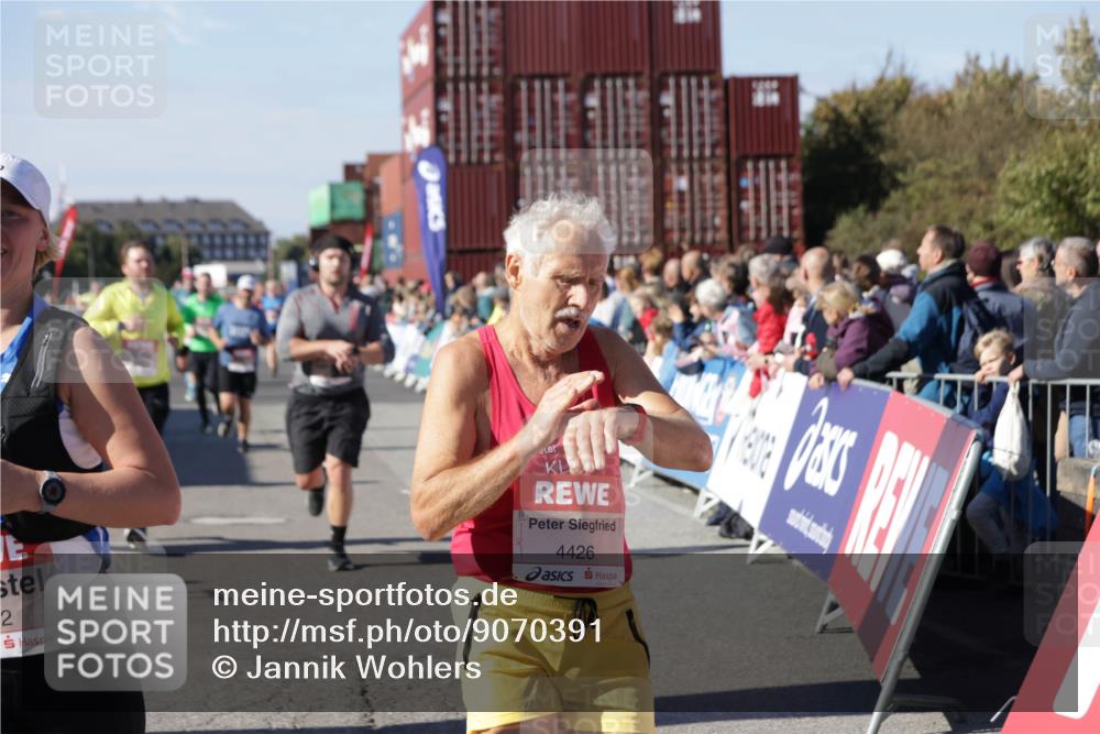 03.10.2025 - Köhlbrandbrückenlauf Jannik Wohlers http://msf.ph/oto/9070391 03.10.2025 13:14:26 Ziel 4400, 4426, 4437, 4569, 4776, 4888, 5132, 5282, 5782, 5805, 5902, 5903, 6012, 6327, 6418, 6512 meine-sportfotos.de