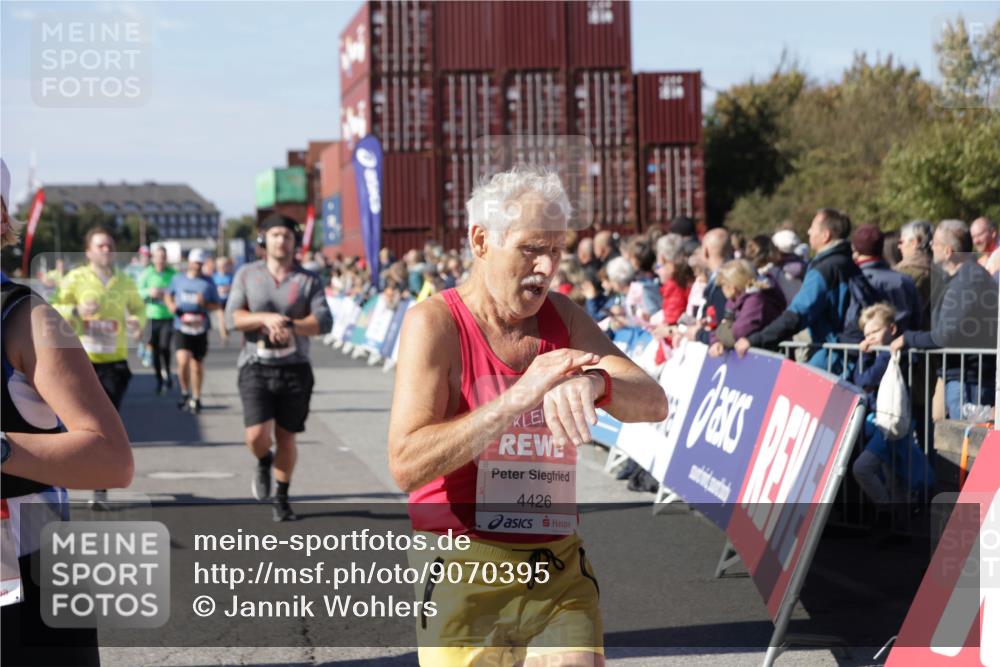 03.10.2025 - Köhlbrandbrückenlauf Jannik Wohlers http://msf.ph/oto/9070395 03.10.2025 13:14:26 Ziel 4400, 4426, 4437, 4569, 4776, 4888, 5132, 5282, 5782, 5805, 5902, 5903, 6012, 6327, 6418, 6512 meine-sportfotos.de