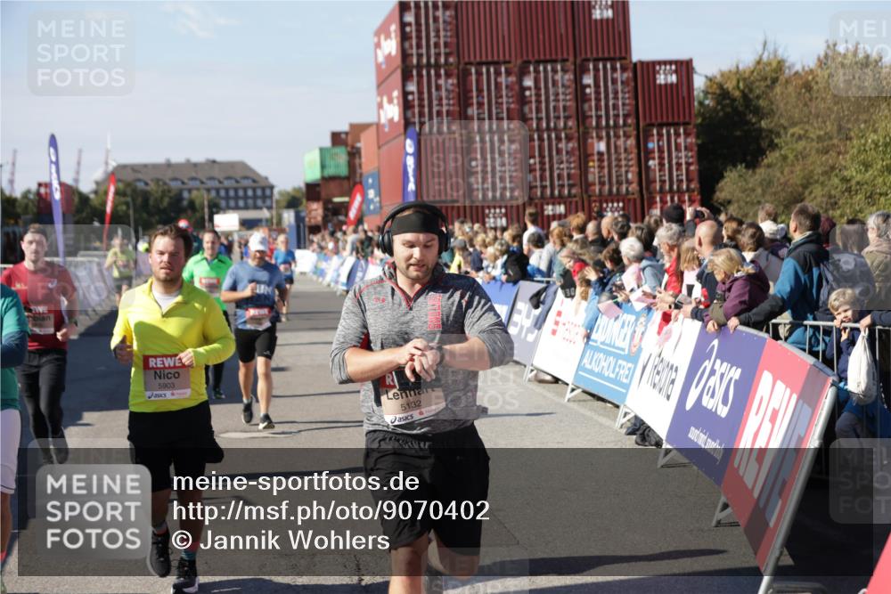 03.10.2025 - Köhlbrandbrückenlauf Jannik Wohlers http://msf.ph/oto/9070402 03.10.2025 13:14:28 Ziel 4259, 4400, 4426, 4776, 5132, 5282, 5782, 5805, 5902, 5903, 6012, 6512 meine-sportfotos.de