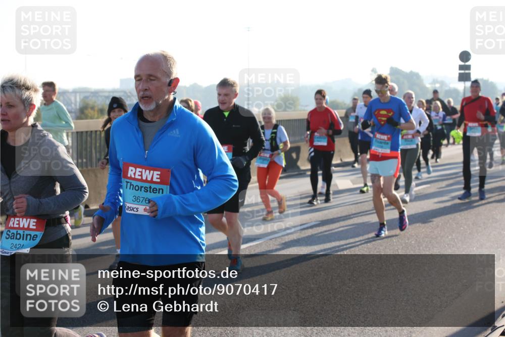 03.10.2025 - Köhlbrandbrückenlauf Lena Gebhardt http://msf.ph/oto/9070417 03.10.2025 09:24:23 Position 1 2421, 3676 meine-sportfotos.de