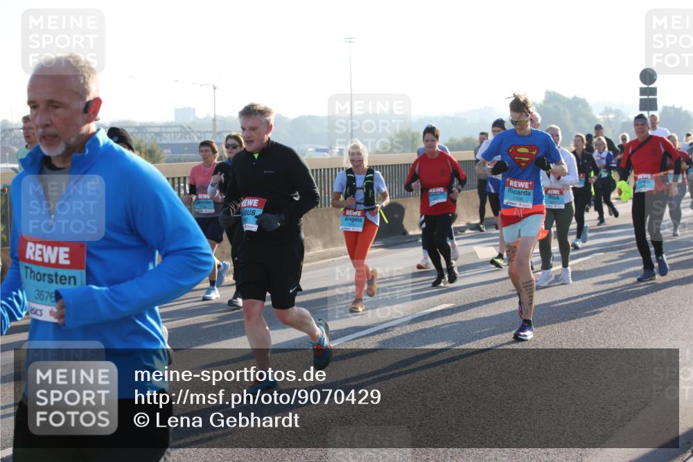 03.10.2025 - Köhlbrandbrückenlauf Lena Gebhardt http://msf.ph/oto/9070429 03.10.2025 09:24:23 Position 1 3676, 1709 meine-sportfotos.de