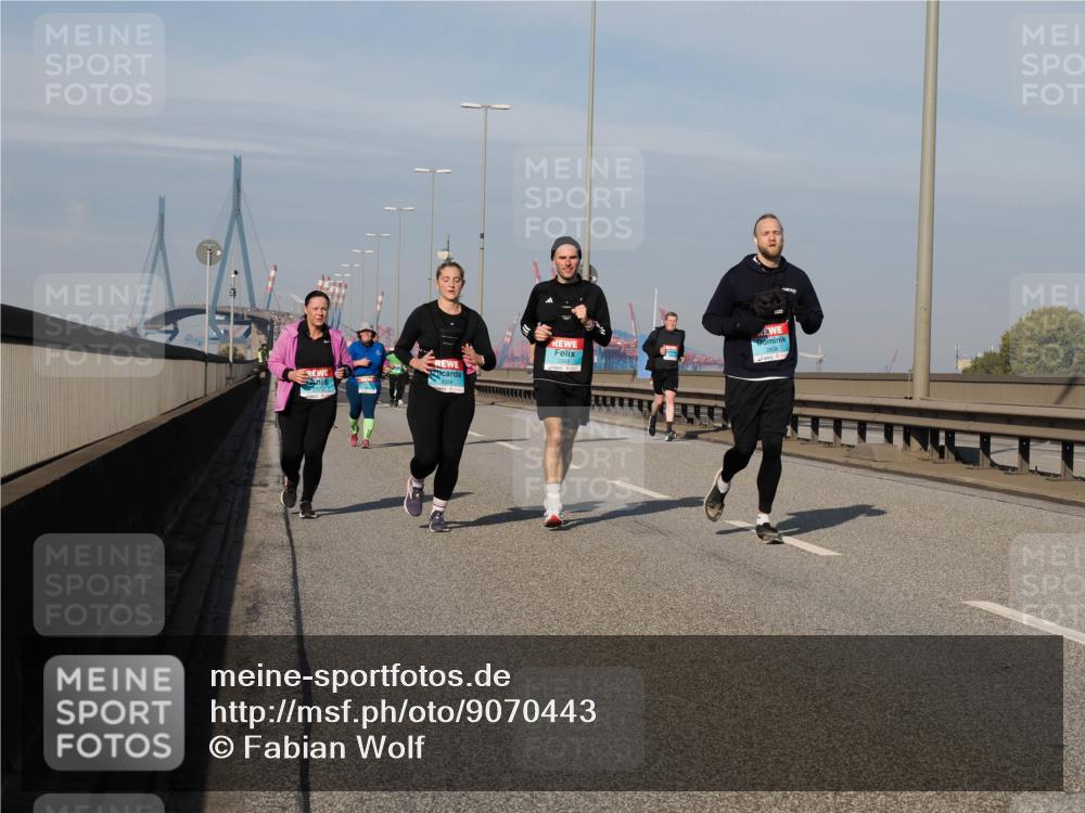 03.10.2025 - Köhlbrandbrückenlauf Fabian Wolf http://msf.ph/oto/9070443 03.10.2025 10:12:32 Position 3 3566, 3565, 2838 meine-sportfotos.de