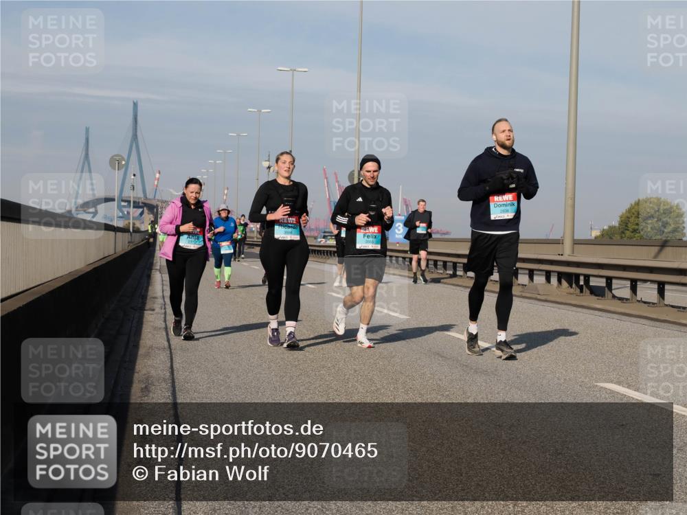 03.10.2025 - Köhlbrandbrückenlauf Fabian Wolf http://msf.ph/oto/9070465 03.10.2025 10:12:33 Position 3 2370, 3566, 2838 meine-sportfotos.de