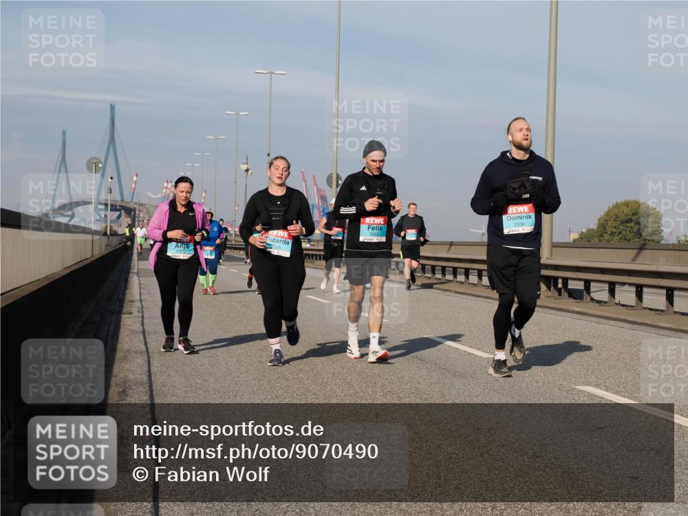 03.10.2025 - Köhlbrandbrückenlauf Fabian Wolf http://msf.ph/oto/9070490 03.10.2025 10:12:34 Position 3 2370, 3566, 3565, 2838 meine-sportfotos.de