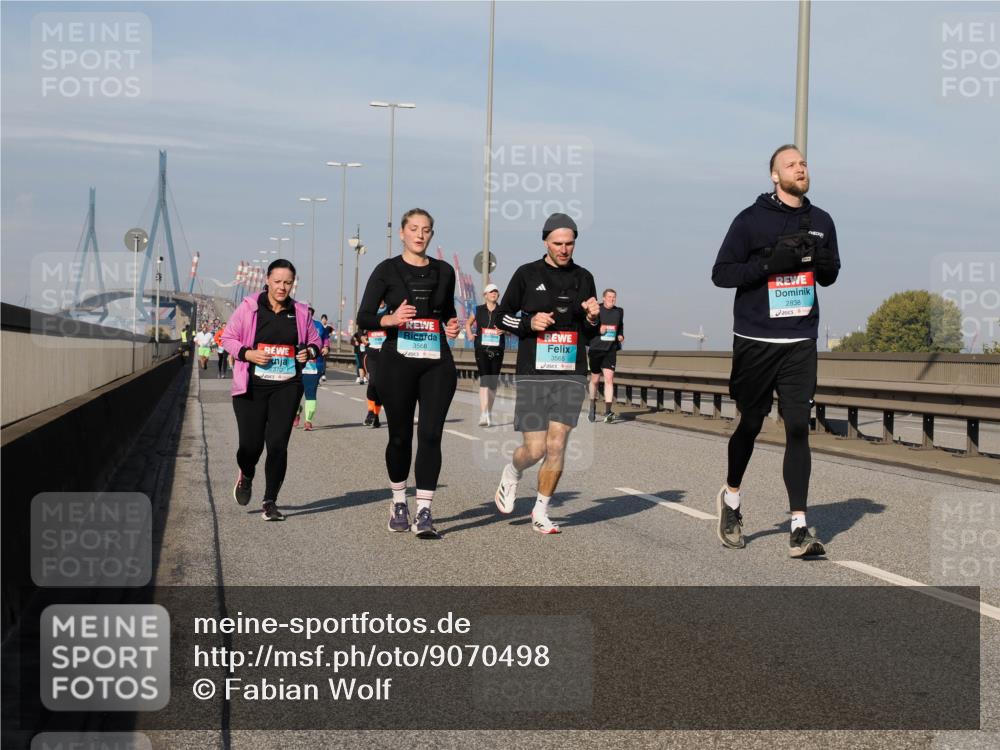 03.10.2025 - Köhlbrandbrückenlauf Fabian Wolf http://msf.ph/oto/9070498 03.10.2025 10:12:34 Position 3 2370, 3566, 3565, 2838 meine-sportfotos.de