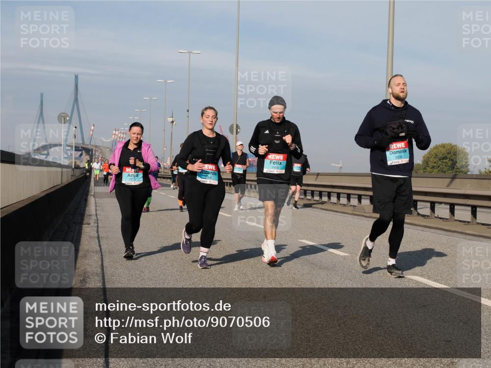 03.10.2025 - Köhlbrandbrückenlauf Fabian Wolf http://msf.ph/oto/9070506 03.10.2025 10:12:34 Position 3 2370, 3565, 2838 meine-sportfotos.de