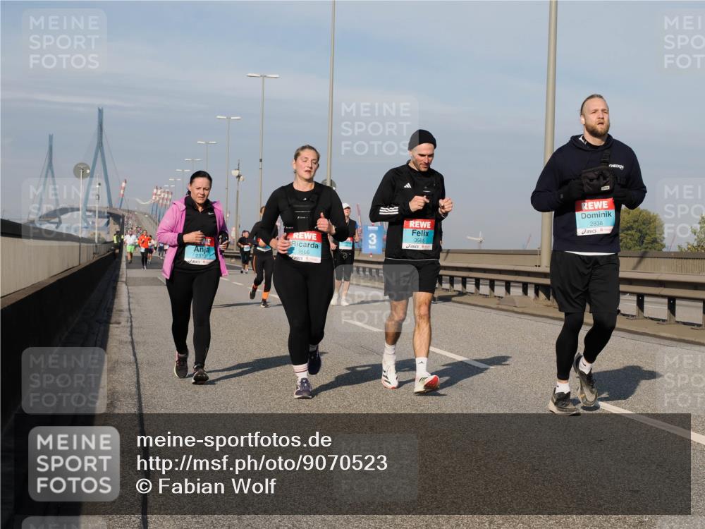 03.10.2025 - Köhlbrandbrückenlauf Fabian Wolf http://msf.ph/oto/9070523 03.10.2025 10:12:34 Position 3 2370, 3566, 3, 3565, 2838 meine-sportfotos.de