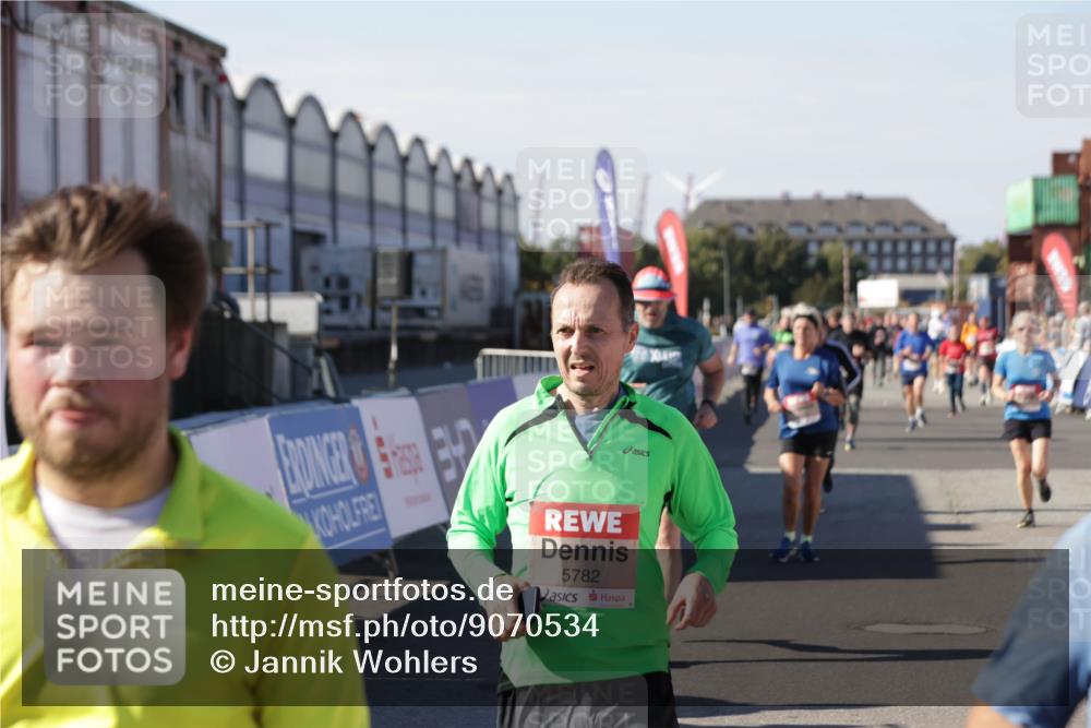 03.10.2025 - Köhlbrandbrückenlauf Jannik Wohlers http://msf.ph/oto/9070534 03.10.2025 13:14:32 Ziel 4259, 4400, 4426, 4509, 4684, 4788, 5132, 5249, 5782, 5805, 5902, 5903, 6012, 6512 meine-sportfotos.de