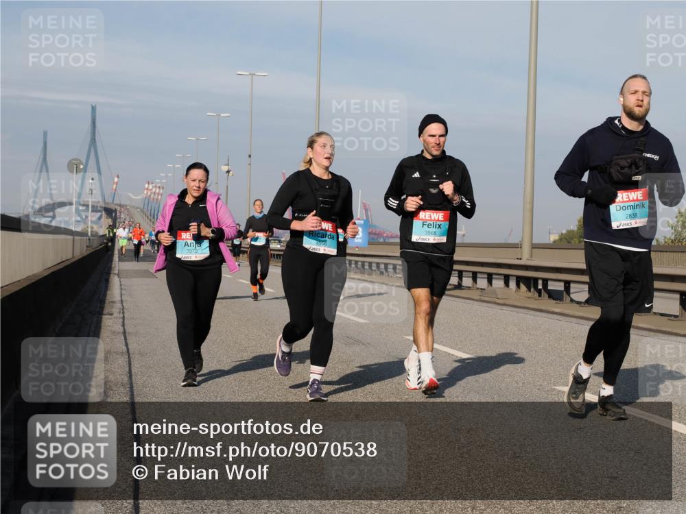 03.10.2025 - Köhlbrandbrückenlauf Fabian Wolf http://msf.ph/oto/9070538 03.10.2025 10:12:35 Position 3 2370, 3566, 3565, 2838 meine-sportfotos.de
