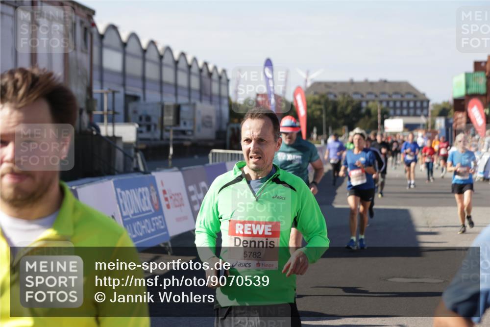 03.10.2025 - Köhlbrandbrückenlauf Jannik Wohlers http://msf.ph/oto/9070539 03.10.2025 13:14:32 Ziel 4259, 4400, 4426, 4509, 4684, 4788, 5132, 5249, 5782, 5805, 5902, 5903, 6012, 6512 meine-sportfotos.de