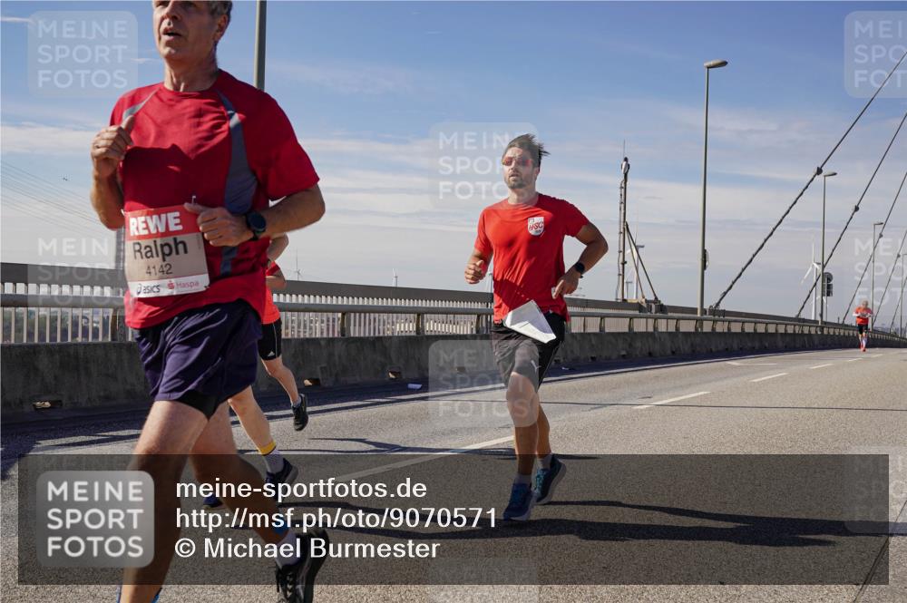 03.10.2025 - Köhlbrandbrückenlauf Michael Burmester http://msf.ph/oto/9070571 03.10.2025 12:34:37 Position 2 4142 meine-sportfotos.de