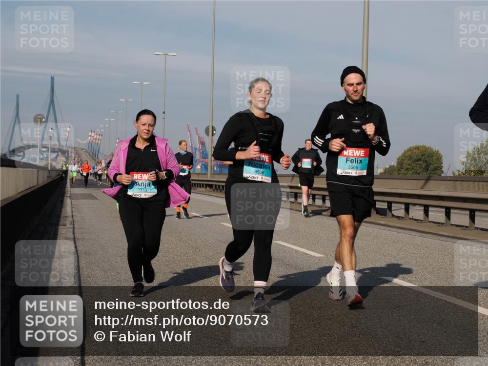 03.10.2025 - Köhlbrandbrückenlauf Fabian Wolf http://msf.ph/oto/9070573 03.10.2025 10:12:36 Position 3 2370, 3566, 3565 meine-sportfotos.de