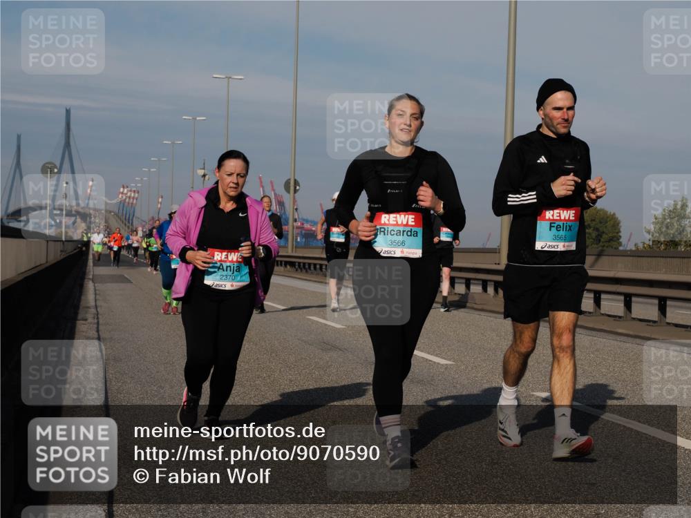 03.10.2025 - Köhlbrandbrückenlauf Fabian Wolf http://msf.ph/oto/9070590 03.10.2025 10:12:36 Position 3 2370, 3566, 3565 meine-sportfotos.de