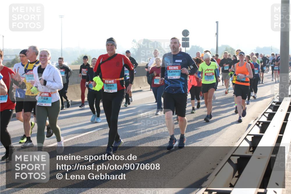 03.10.2025 - Köhlbrandbrückenlauf Lena Gebhardt http://msf.ph/oto/9070608 03.10.2025 09:24:25 Position 1 3050, 29, 3031, 3030, 2287 meine-sportfotos.de