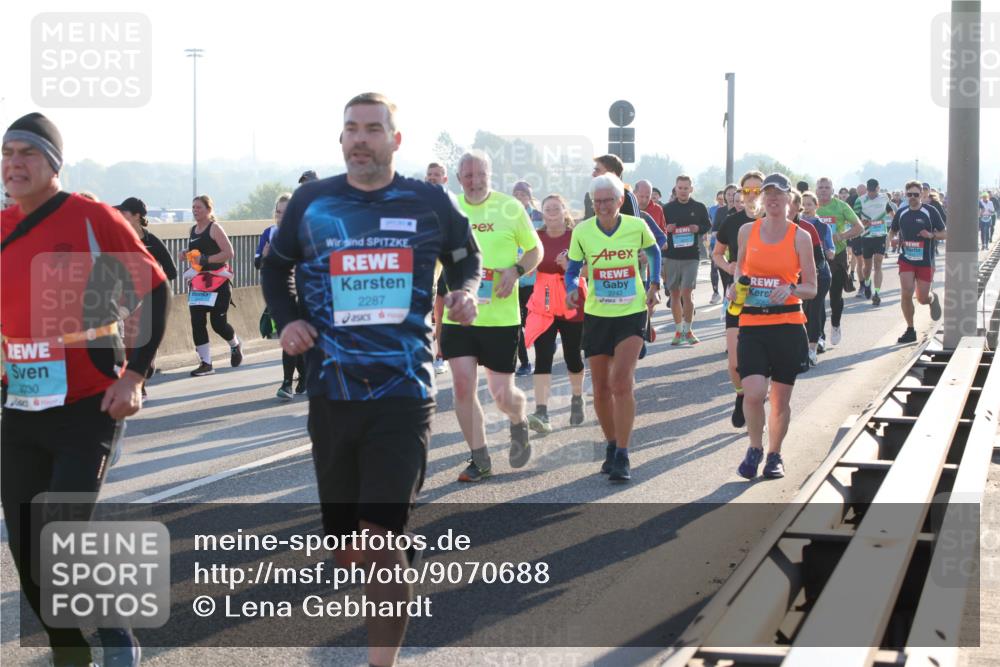03.10.2025 - Köhlbrandbrückenlauf Lena Gebhardt http://msf.ph/oto/9070688 03.10.2025 09:24:27 Position 1 3730, 2287, 2742, 2065 meine-sportfotos.de