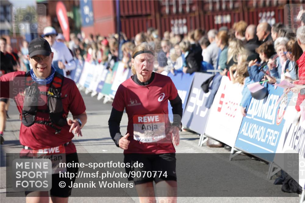 03.10.2025 - Köhlbrandbrückenlauf Jannik Wohlers http://msf.ph/oto/9070774 03.10.2025 13:14:45 Ziel 4202, 4224, 4424, 4509, 4533, 4684, 4692, 4788, 4869, 4890, 5249, 5525, 5535, 5682, 5686, 5711, 5760, 5761, 5814, 6316, 6344, 6448, 6849 meine-sportfotos.de