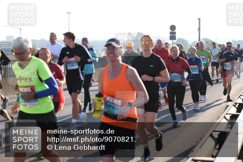 03.10.2025 - Köhlbrandbrückenlauf Lena Gebhardt http://msf.ph/oto/9070821 03.10.2025 09:24:29 Position 1  meine-sportfotos.de