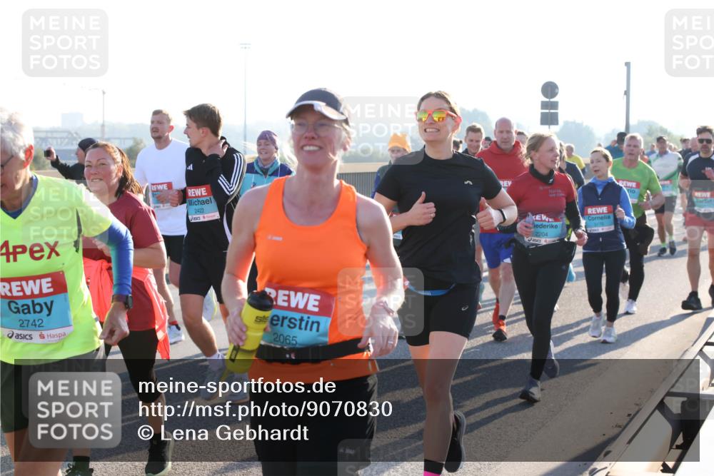 03.10.2025 - Köhlbrandbrückenlauf Lena Gebhardt http://msf.ph/oto/9070830 03.10.2025 09:24:29 Position 1 2422, 2742, 2065, 2204, 3170 meine-sportfotos.de