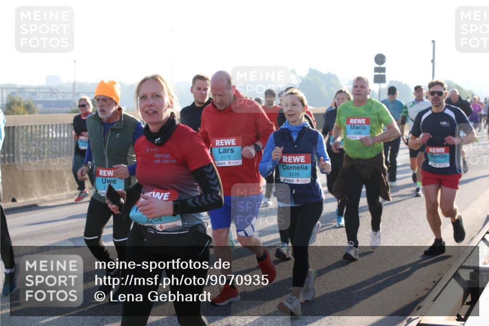 03.10.2025 - Köhlbrandbrückenlauf Lena Gebhardt http://msf.ph/oto/9070935 03.10.2025 09:24:31 Position 1 2, 3172, 3170, 2204 meine-sportfotos.de