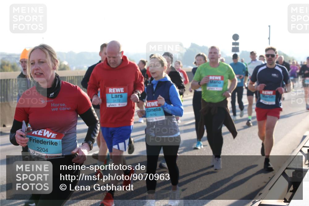 03.10.2025 - Köhlbrandbrückenlauf Lena Gebhardt http://msf.ph/oto/9070963 03.10.2025 09:24:31 Position 1 2204, 3172, 3170 meine-sportfotos.de