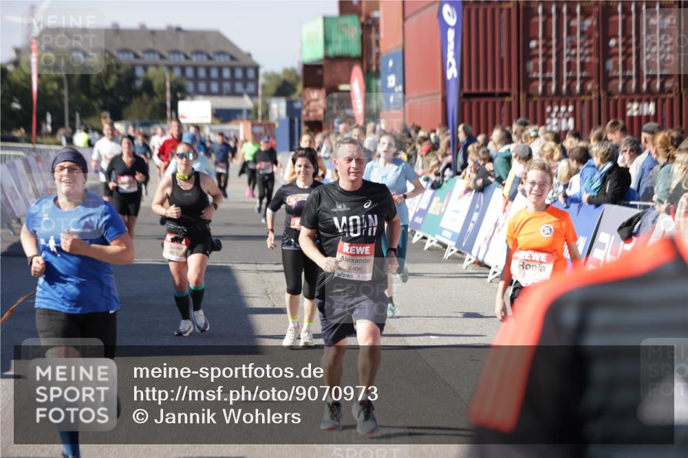 03.10.2025 - Köhlbrandbrückenlauf Jannik Wohlers http://msf.ph/oto/9070973 03.10.2025 13:14:54 Ziel 4202, 4224, 4232, 4406, 4533, 4784, 4890, 5054, 5525, 5535, 5682, 5686, 5711, 5737, 5760, 5761, 5814, 6017, 6128, 6129, 6293, 6344, 6815 meine-sportfotos.de