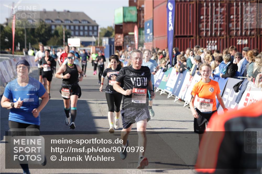 03.10.2025 - Köhlbrandbrückenlauf Jannik Wohlers http://msf.ph/oto/9070978 03.10.2025 13:14:54 Ziel 4202, 4224, 4232, 4406, 4533, 4784, 4890, 5054, 5525, 5535, 5682, 5686, 5711, 5737, 5760, 5761, 5814, 6017, 6128, 6129, 6293, 6344, 6815 meine-sportfotos.de