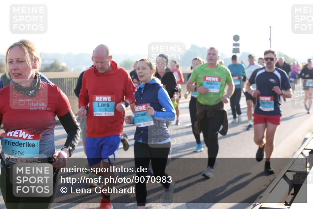 03.10.2025 - Köhlbrandbrückenlauf Lena Gebhardt http://msf.ph/oto/9070983 03.10.2025 09:24:32 Position 1 2204, 3172, 3170 meine-sportfotos.de