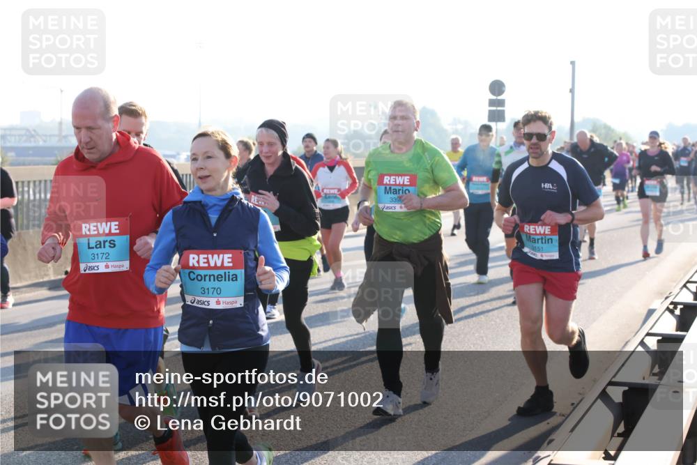 03.10.2025 - Köhlbrandbrückenlauf Lena Gebhardt http://msf.ph/oto/9071002 03.10.2025 09:24:32 Position 1 3172, 3170, 3396, 3151 meine-sportfotos.de