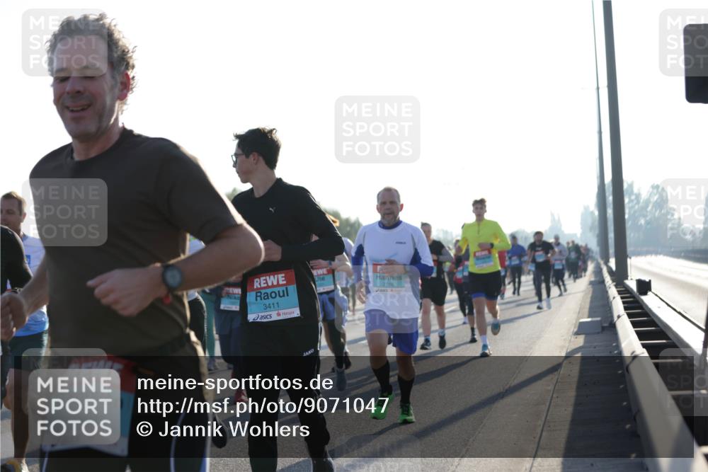03.10.2025 - Köhlbrandbrückenlauf Jannik Wohlers http://msf.ph/oto/9071047 03.10.2025 09:17:45 Position 3 2903, 3411, 2716 meine-sportfotos.de
