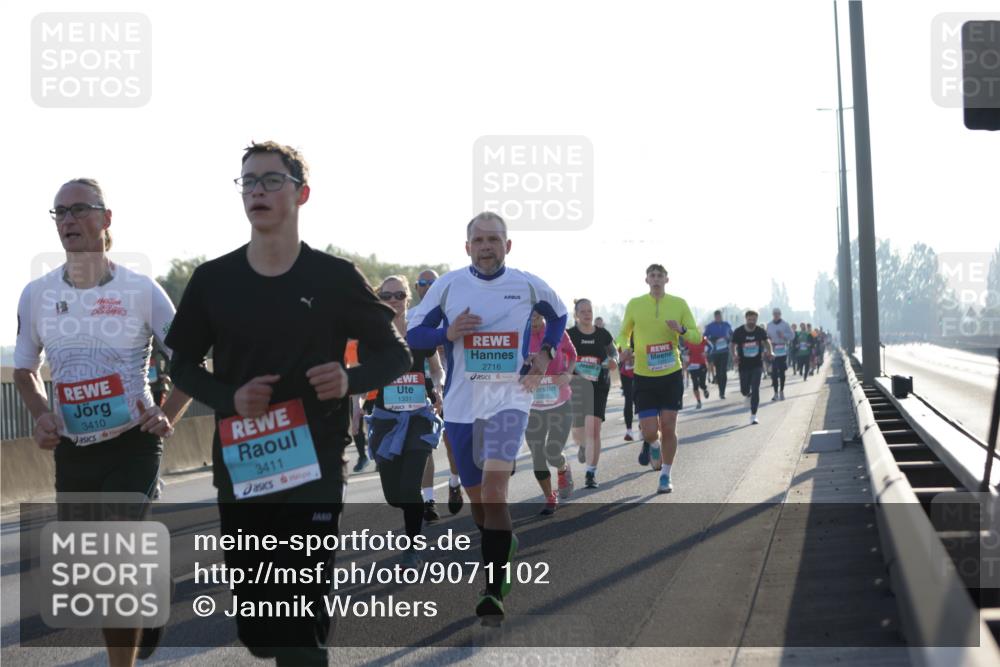 03.10.2025 - Köhlbrandbrückenlauf Jannik Wohlers http://msf.ph/oto/9071102 03.10.2025 09:17:46 Position 3 3410, 3411, 2716, 1331 meine-sportfotos.de