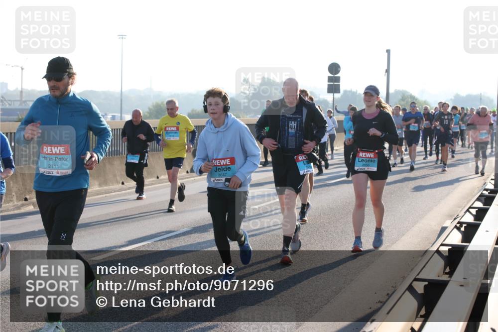 03.10.2025 - Köhlbrandbrückenlauf Lena Gebhardt http://msf.ph/oto/9071296 03.10.2025 09:24:36 Position 1 2111, 3647, 2050 meine-sportfotos.de