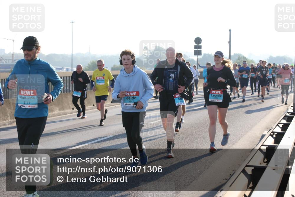 03.10.2025 - Köhlbrandbrückenlauf Lena Gebhardt http://msf.ph/oto/9071306 03.10.2025 09:24:36 Position 1 2111, 3647, 2050 meine-sportfotos.de