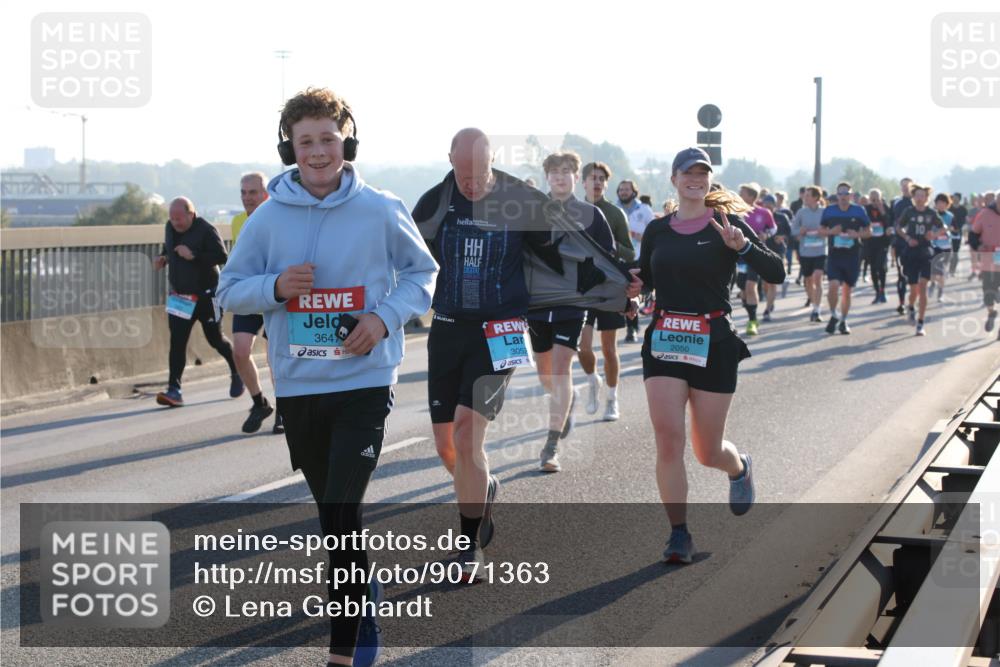 03.10.2025 - Köhlbrandbrückenlauf Lena Gebhardt http://msf.ph/oto/9071363 03.10.2025 09:24:36 Position 1 3647, 3052, 2050 meine-sportfotos.de
