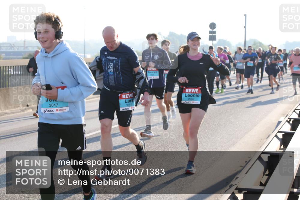 03.10.2025 - Köhlbrandbrückenlauf Lena Gebhardt http://msf.ph/oto/9071383 03.10.2025 09:24:37 Position 1 3647, 1725, 3052, 2050 meine-sportfotos.de