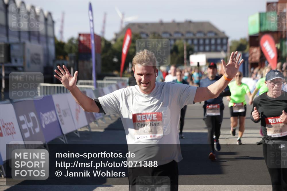 03.10.2025 - Köhlbrandbrückenlauf Jannik Wohlers http://msf.ph/oto/9071388 03.10.2025 13:15:05 Ziel 4090, 4232, 4244, 4282, 4406, 4784, 5054, 5173, 5186, 5737, 6017, 6128, 6129, 6189, 6249, 6252, 6293, 6370, 6454, 6591, 6810, 6815 meine-sportfotos.de