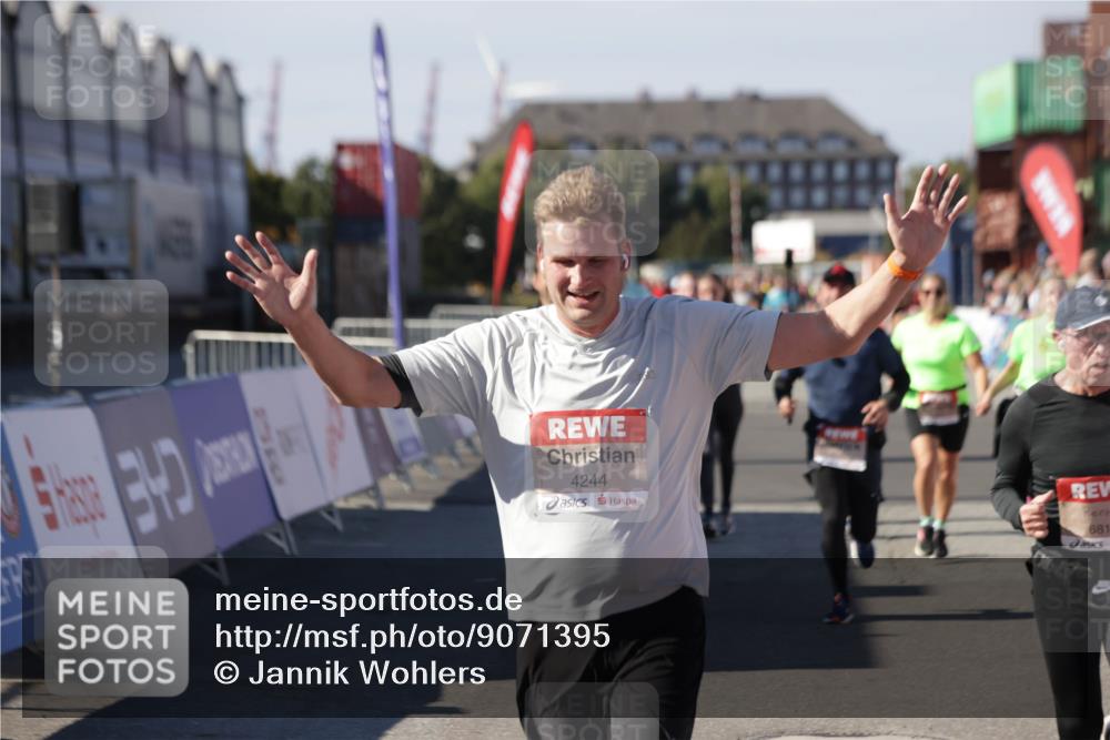 03.10.2025 - Köhlbrandbrückenlauf Jannik Wohlers http://msf.ph/oto/9071395 03.10.2025 13:15:05 Ziel 4090, 4232, 4244, 4282, 4406, 4784, 5054, 5173, 5186, 5737, 6017, 6128, 6129, 6189, 6249, 6252, 6293, 6370, 6454, 6591, 6810, 6815 meine-sportfotos.de