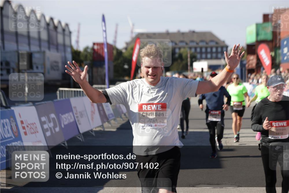 03.10.2025 - Köhlbrandbrückenlauf Jannik Wohlers http://msf.ph/oto/9071402 03.10.2025 13:15:05 Ziel 4090, 4232, 4244, 4282, 4406, 4784, 5054, 5173, 5186, 5737, 6017, 6128, 6129, 6189, 6249, 6252, 6293, 6370, 6454, 6591, 6810, 6815 meine-sportfotos.de