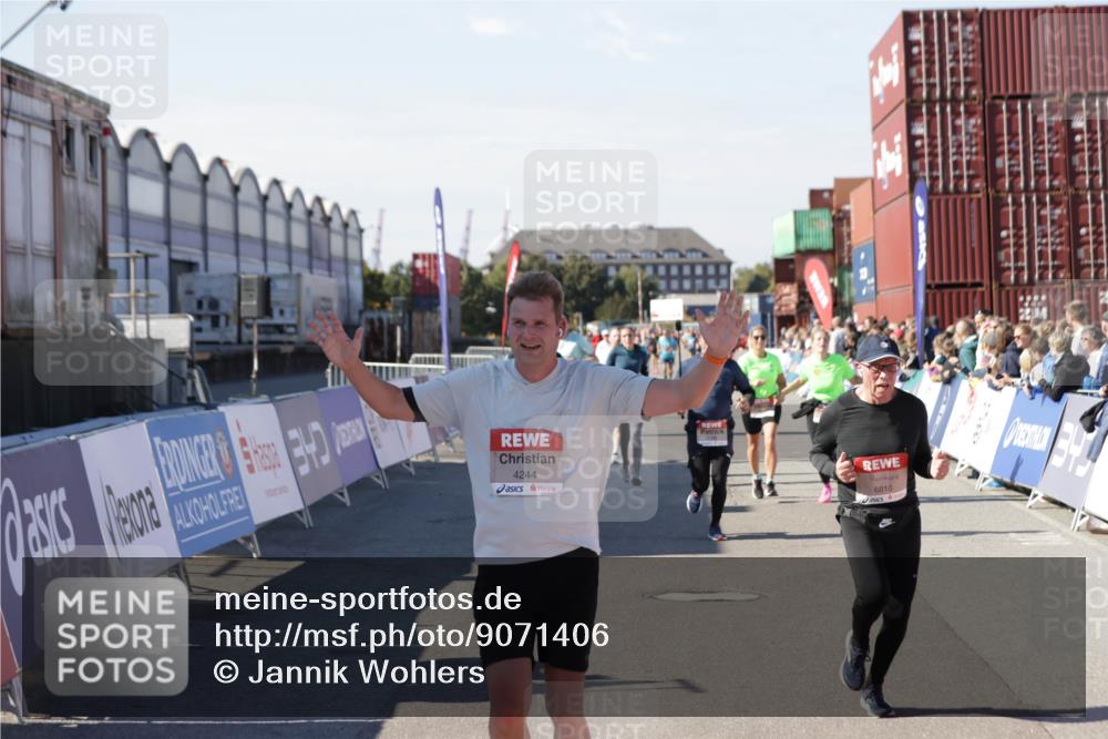 03.10.2025 - Köhlbrandbrückenlauf Jannik Wohlers http://msf.ph/oto/9071406 03.10.2025 13:15:05 Ziel 4090, 4232, 4244, 4282, 4406, 4784, 5054, 5173, 5186, 5737, 6017, 6128, 6129, 6189, 6249, 6252, 6293, 6370, 6454, 6591, 6810, 6815 meine-sportfotos.de